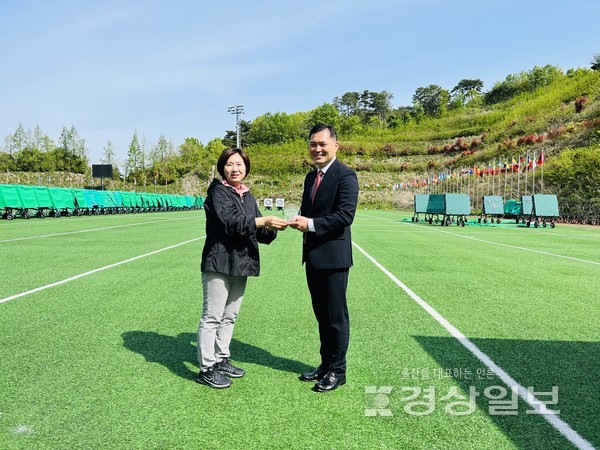 울산시양궁협회 소속 지도자 일동은 17일 문수국제양궁장에서 최성훈 전 울산시양궁협회 회장 권한 대행(울산공원묘원 대표)에게 지난 2017년부터 2022년까지 울산양궁협회 발전을 위한 노고에 감사를 표하며 감사패를 전달했다.