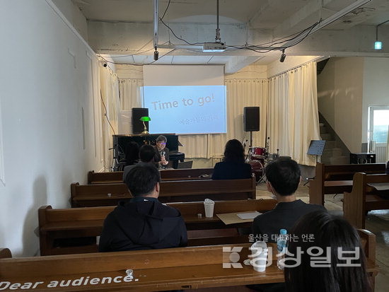 ▲ 2023 문화의거리 현대미술제가 오는 5월13일부터 21일까지 울산 중구 문화의거리 일대에서 열리는 가운데 13일 어라운드 울산에서 갤러리 관계자들이 참석한 가운데 행사 설명회가 열렸다.