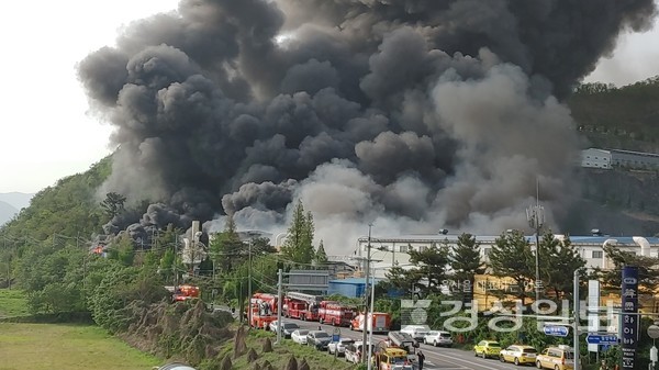 21일 오전 4시57시분께 경남 밀양시 상남면 한국카본 2공장에서 큰불이 나 시커먼 연기가 하늘을 뒤덮고 있다.  밀양=김동수기자 dskim@ksilbo.co.kr