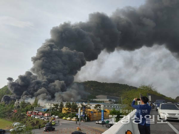 21일 오전 4시57시분께 경남 밀양시 상남면 한국카본 2공장에서 큰불이 나 시커먼 연기가 하늘을 뒤덮고 있다.  밀양=김동수기자 dskim@ksilbo.co.kr