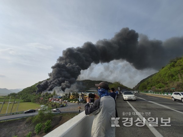 21일 오전 4시57시분께 경남 밀양시 상남면 한국카본 2공장에서 큰불이 나 시커먼 연기가 하늘을 뒤덮고 있다.  밀양=김동수기자 dskim@ksilbo.co.kr