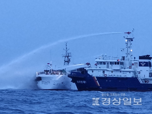 21일 오전 0시43분께 부산 기장군 고리 남동방 28해리 해상을 지나던 러시아 국적 어선 A호(769t·승선원 25명)에서 화재가 발생해 선원 4명이 숨졌다.