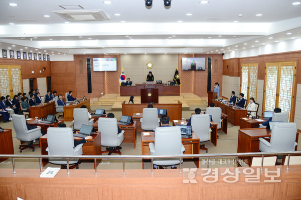 울산 중구의회(의장 강혜순)는 지난 21일 본회의장에서 김영길 중구청장 등 관계공무원이 참석한 가운데 제254회 임시회 제1차 본회의를 개회했다.