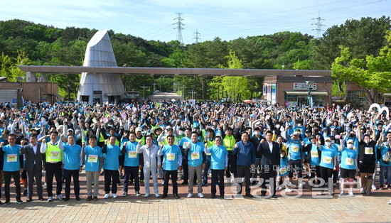 ▲ 23일 울산대공원 남문장광에서 열린 제21회 울산커플마라톤대회에서 본사 최일학 명예회장과 엄주호 대표이사, 김두겸 울산시장, 김기환 울산시의회의장, 천창수 울산시교육감, 이채익 국회의원 등 참석인사들과 참가시민들이 출발전 힘찬 구호를 외치고 있다.