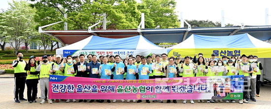 ▲ 최다 인원이 참여한 농협 울산지역본부 김창현 본부장과 임직원들이 김두겸 시장, 김기환 시의회의장, 이채익 국회의원 등과 함께 고향사랑기부제 안내문을 들고 기념촬영을 하고 있다.