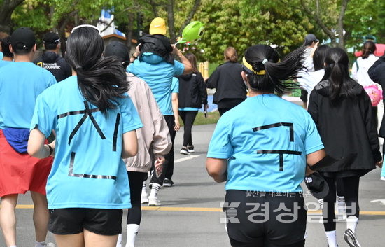 ▲ 제21회 울산커플마라톤대회 한 참가자가 등에 ‘친구’라고 글씨를 부착한 뒤 달리고 있어 눈길을 끌고 있다.