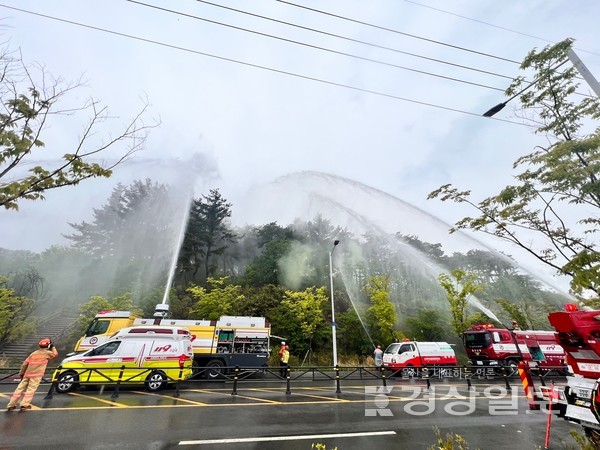 울산 울주소방서(서장 정호영)는 25일 울주군 언양읍 송대리 화장산에서 대형 산불 재난대응 긴급 구조 종합훈련을 실시했다. 울주소방서 제공
