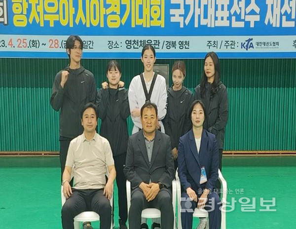 김유진(뒷줄 중간) 선수와 손효봉 감독, 김화영 회장, 강보현 코치(앞줄 왼쪽부터).