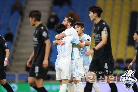 ▲ 지난 25일 인천유나이티드 원정전에서 골을 넣고 기뻐하는 울산 선수들. 한국프로축구연맹 제공