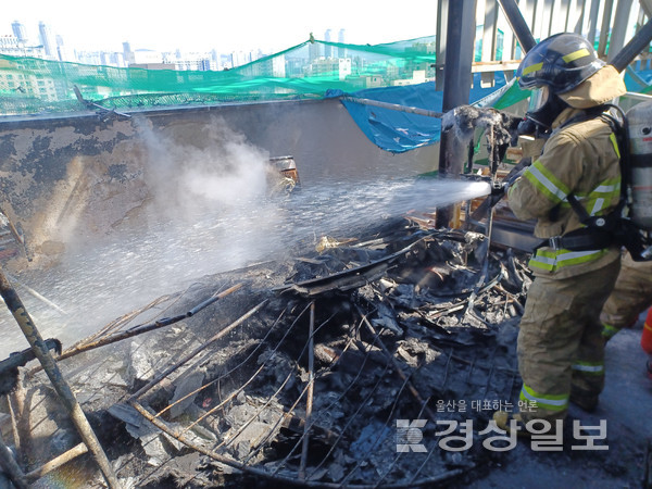 8일 오전 8시분께 남구 신정동 공업탑 로터리 12층짜리 연세메디컬 건물 옥상에서 화재가 발생했다.