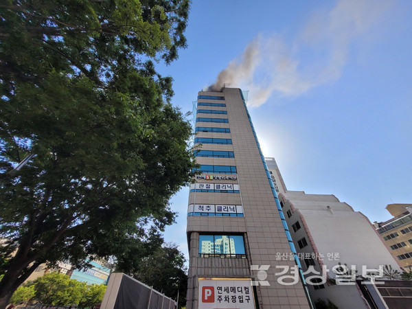 8일 오전 8시분께 남구 신정동 공업탑 로터리 12층짜리 연세메디컬 건물 옥상에서 화재가 발생했다.