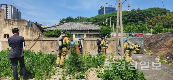 9일 울산 중구 학성동 지역주택조합 강제집행 현장에서 소방대원 등이 휘발유를 뿌리고 대치 중인 주택 앞에서 만일의 사태에 대비하고 있다.