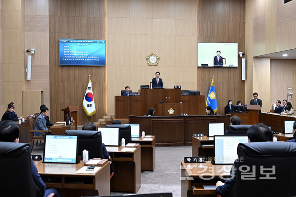 울산 울주군의회(의장 김영철)는 9일 의사당 본회의장에서 제222회 임시회를 개회하고, 오는 16일까지 8일간의 의사일정에 돌입했다.