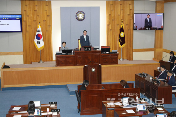 울산 남구의회가 10일 남구청에서 서동욱 구청장을 비롯한 관계 공무원이 참석한 가운데 ‘제251회 임시회‘ 제1차 본회의를 열고 7일간의 의사일정에 돌입했다.