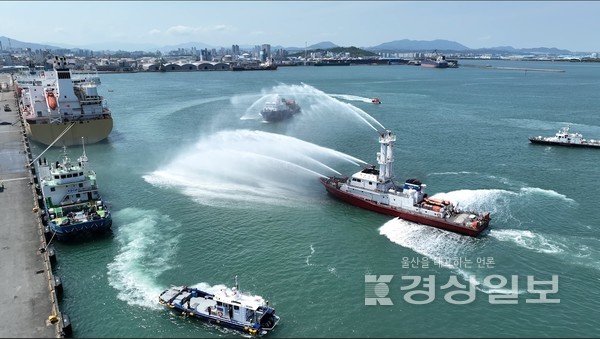 울산항만공사(사장 김재균)와 울산해양경찰서(서장 신주철)는 11일 울산항 6부두에서 선박 화재발생, 해양오염 등 복합재난 발생을 가정해 기관간 협업 등 대응역량 강화를 위한 합동 현장훈련을 실시했다.