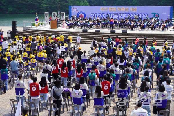 대한적십자사 울산광역시지사(회장 채종성)는 지난 14일 문수호반광장에서 RCY단원 800명이 참석한 가운데 RCY 합동입단선서식을 개최했다.