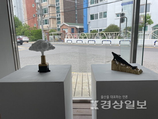 ▲ 조성원의 ‘고래의 춤’과 ‘Cloud factory box’(왼쪽).