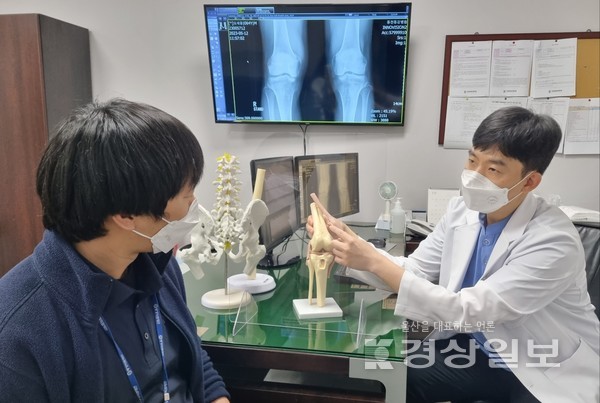 김한욱 동천동강병원 정형외과 전문의가 반월상 연골판 파열환자에게 증상을 설명하고 있다.