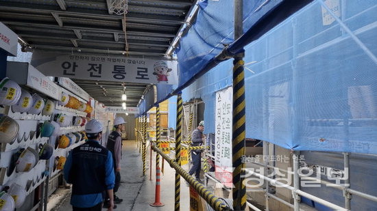 ▲ 울산 중구 성남동에서 진행중인 아파트 건설현장에서 안전보건공단 울산지역본부 관계자들이 안전통로를 통해 현장을 점검하고 있다.