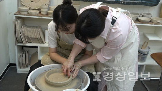▲ 울산 중구 도예 공방 ‘프롬 더 소일’ 수업 모습.