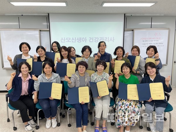 울산여성인력개발센터는 ‘2023년 2차 산모신생아 건강관리사 양성교육과정’ 수료식을 19일 센터 내 강의실에 진행하여 총 16명의 산모신생아 건강관리사를 양성하였다.