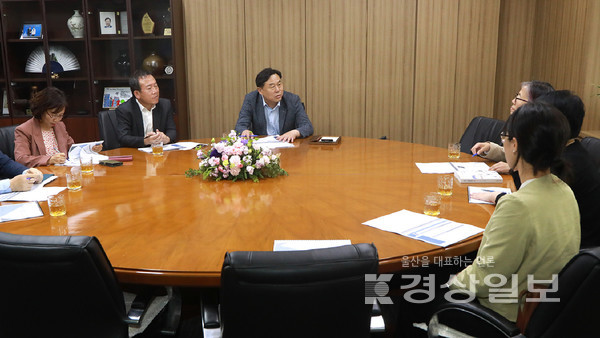 울산 동구는 지난 19일 구청장실에서 김종훈 동구청장과 관계 공무원, 용역업체인 울산대학교 산학협력단 등이 참석한 가운데 ‘동구 독립운동가 전수조사 및 데이터베이스 구축 용역 착수보고회’를 개최했다.