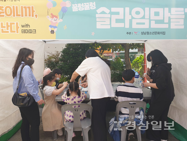 울산 성남청소년문화의집은 지난 20일 울산 중구 성남동 큐빅광장에서 청소년과 주민이 함께하는 청소년 축제 ‘청춘이니까, 빛난다!’를 열었다.