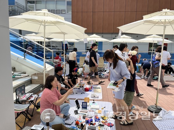 울주군시설관리공단 중부청소년수련관은 지난 20일 마을공동체사업 일환으로 지구를 지키는 우리동네 플리마켓 ‘모두의 마켓’을 열었다.