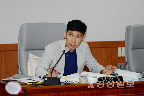 울산 중구의회(의장 강혜순) 안영호 의원이 병영성 주변 현상변경 허용기준 마련에 앞서 주민 재산권 보호를 위한 주거환경 개선의 우선 추진을 주문했다.