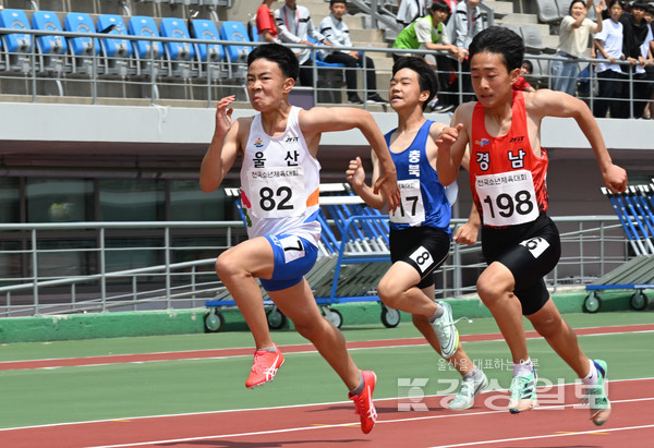 27일 울산종합운동장에서 열린 육상 남자초등부 100m에 출전한  울산의 김상진 선수가 질주하고 있다. 김동수기자 dskim@ksilbo.co.kr