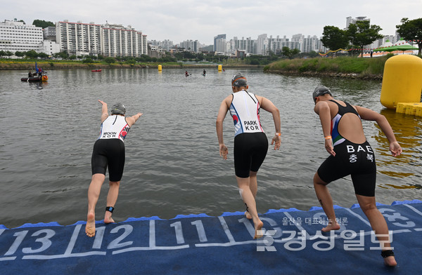 27일 울산 태화강에서 열린 철인3종 경기에 출전한 선수들이 300m 수영을 위해 태화강으로 뛰어들고 있다. 김동수기자 dskim@ksilbo.co.kr