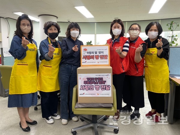 한국건강관리협회 울산시지부는 가정의 달을 맞아 최근 건협사랑 어머니봉사단에서 만든 카스테라 빵 200여개를 21세기울산공동체운동을 통해 무료급식소 ‘밥퍼’에 전달했다.