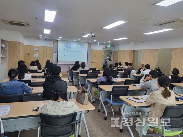울산시학교밖청소년지원센터는 지난 27일 센터에서 청소년과 학부모 40여명이 참석한 가운데 ‘학교 밖 청소년들을 위한 대학 입시 설명회’를 열었다.
