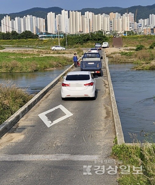 지난 2일 오후 6시께 출퇴근 차량과 보행자들이 뒤섞여 시례잠수교를 건너고 있다.