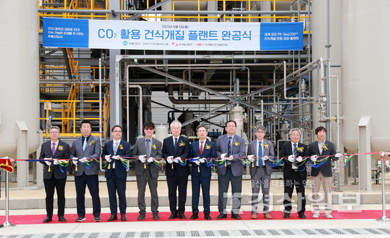 ▲ (주)부흥산업사 울산공장이 CO2를 활용 플랫폼화합물인 합성가스(일산화탄소, 수소)의 상업생산에 성공했다. 지난 5일 울산공장에서 열린 CO2 활용 건식개질 플랜트 완공식에서 안경욱 부흥산업 대표이사, 안효대 울산시 경제부시장, 이영국 한국화학연구원장 등이 기념 테이프를 자르고 있다.