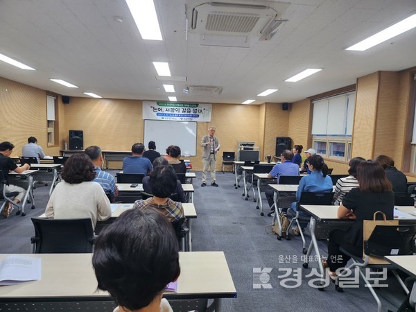 울산 중구종합사회복지관(관장 구정화)이 지난 8일 울산 중구종합사회복지관 소강당에서 ‘더배움 인문학’ 강좌 수료식을 진행했다.