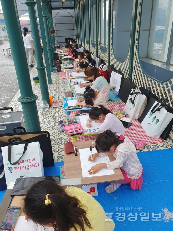 롯데백화점 울산점은 11일 롯데백화점 울산점 샤롯데 광장과 영플라자 7층 옥상공원에서 롯데 어린이 미술 대회를 개최했다.