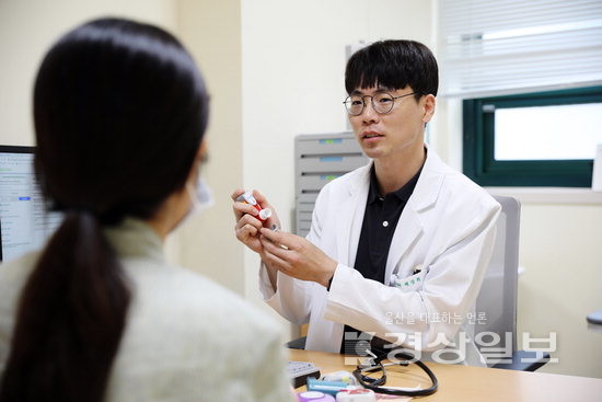 ▲ 채강희 울산대학교병원 호흡기내과 교수가 병원을 찾은 환자를 진료하고 있다.
