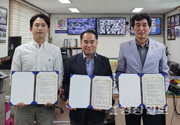 우아의료재단 길메리재활요양병원과 신정상가시장상인회는 15일 상인회 사무실에서 전통시장 활성화와 지역민 건강을 위한 업무협약을 체결했다.