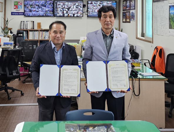 전병찬신경외과도 이날 신정상가시장상인회와 지역민 건강을 위한 업무협약을 체결하고 무료건강강좌 등의 의료서비스를 제공하기로 했다.