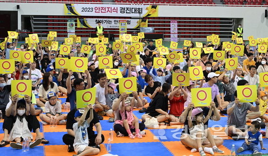 ▲ 17일 울산동천체육관에서 열린 2023 울산안전지식 경진대회 어린이부 참가자들이 안전 골든벨 문제를 풀고 있다. 김동수기자 dskim@ksilbo.co.kr
