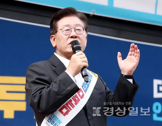 ▲ 더불어민주당 이재명 대표가 지난 17일 인천시 부평구 인천지하철 1호선 부평역 북광장에서 열린 일본 후쿠시마 오염수 방류 규탄대회에서 발언하고 있다. 연합뉴스