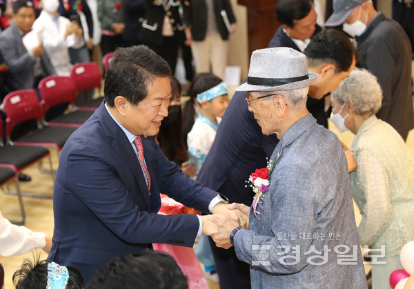 20일 울산 남구가 민선8기 취임 1주년을 맞아 발표한 공약 사업 이행 등 성과를 발표했다. 사진은 서동욱 남구청장이 남구 한 행사에 참여한 모습.