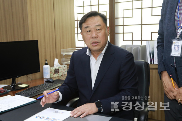 김종훈 울산 동구청장이 집무를 보고 있다.