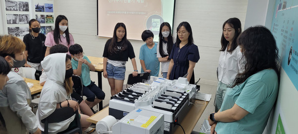 울산시교육청은 9월21까지 울산시선거관리위원회 선거홍보관에서 초·중학교 24학급을 대상으로 ‘미래유권자 체험교실’을 운영한다.