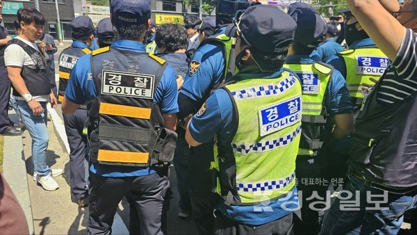 금속노조 현대자동차비정규직지회는 23일 현대자동차 정문 앞에서 원청에 직접 교섭을 요구하는 집회 중 조합원 1명이 공무집행방회죄로 경찰에 연행됐다.