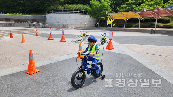 울산YMCA는 지난 24일 울산대공원 남문광장에서 ‘2023 녹색교통 그린바이크 안전문화 캠페인’을 열었다.