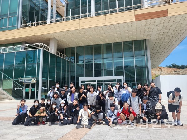 울산북구청소년문화의집 청소년방과후아카데미 ‘드림캐처’는 지난 25일 동구 울산과학대학교 아이스링크에서 ‘신나게 놀자 아이스스케이트체험DAY!'를 열었다.