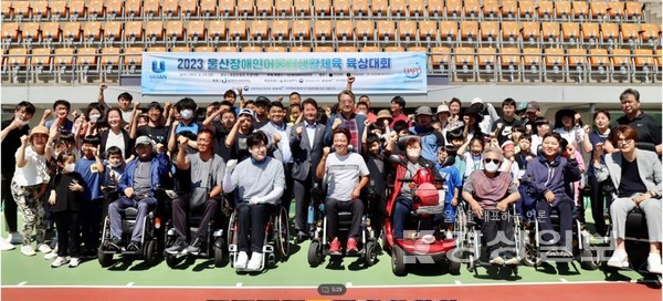 울산장애인육상연맹은 울산시장애인체육회 후원과 아이윤메디컬센터 협찬으로 최근 종합운동장 주경기장에서 장애아동과 선수와 일반인 등 150여명이 참석한 가운데 장애인과 비장애인이 함께 하나되는 ‘2023년 울산장애인어울림생활체육 육상대회’를 개최했다고 26일 밝혔다.
