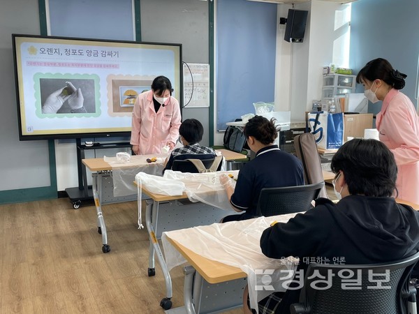 울산 북구청소년문화의집 청소년방과후아카데미는 지난 22일 북구어린이급식관리지원센터와 연계해 2분기 위생 및 영양 점검을 했다.